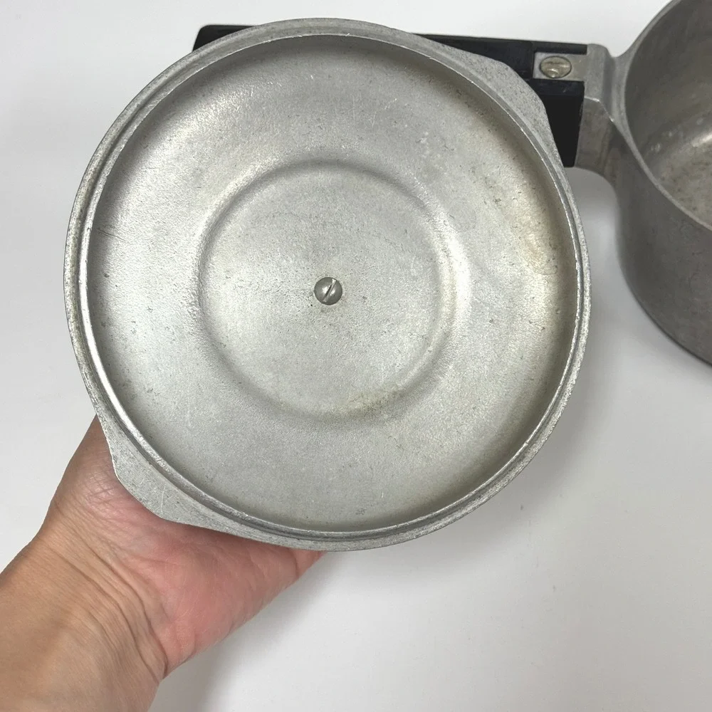 Vintage Wagner Ware Magnalite 1.5 Qt saucepan w/ Lid Double Pour Spout 468 1/2M